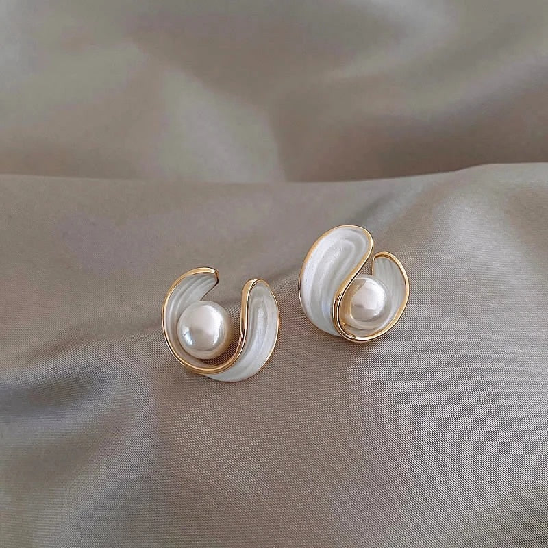 Aretes Elegantes de Ópalo Blanco con Perla en Oro