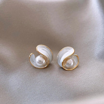 Aretes Elegantes de Ópalo Blanco con Perla en Oro