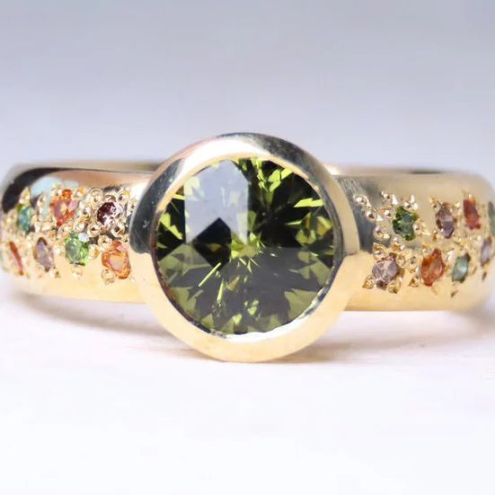 Anillo Dorado con Cristal de Olivo Vintage