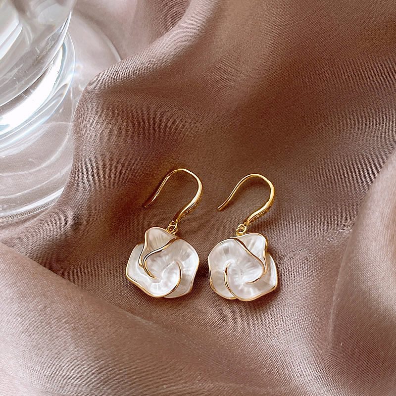 Elegantes Aretes con Pétalos Blancos