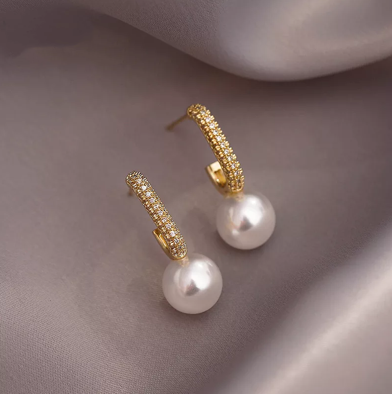 Elegantes Aretes de Perlas Doradas Brillantes