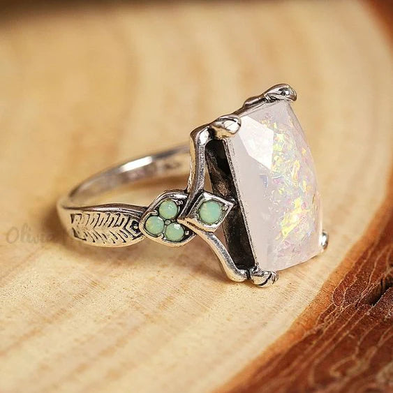 Anillo Ópalo Blanco en Plata Vintage