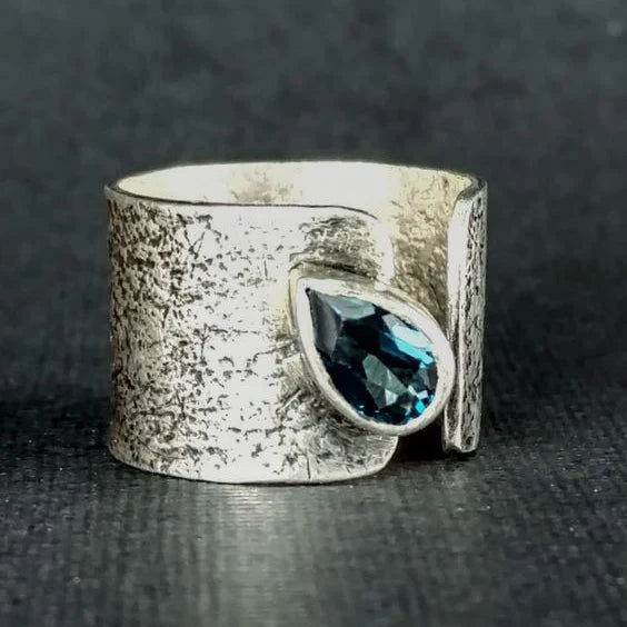 Anillo Gota Cristalina Azul en Plata Vintage